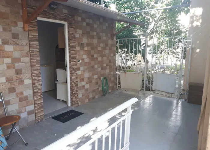 Vivian\'S Small House