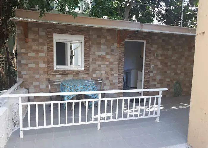 Vivian\'S Small House